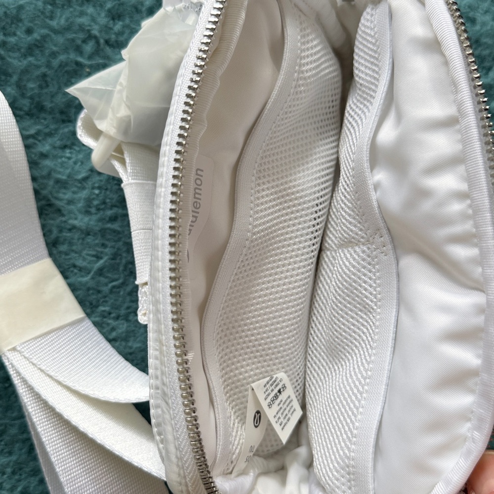 lululemon Everywhere Belt Bag 1L Wunder Puff Shine - Picture 5 of 5